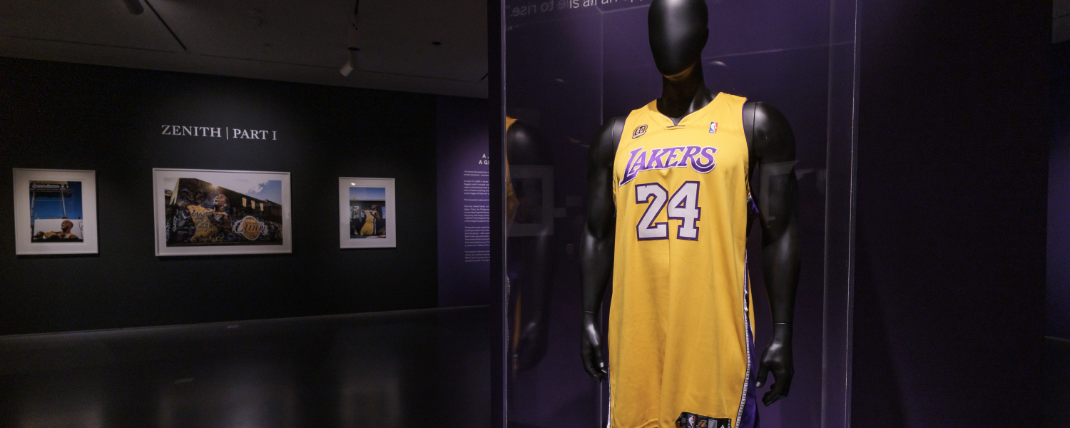 Una camiseta de Kobe Bryant de Los Angeles Lakers es subastada por casi seis millones de dólares