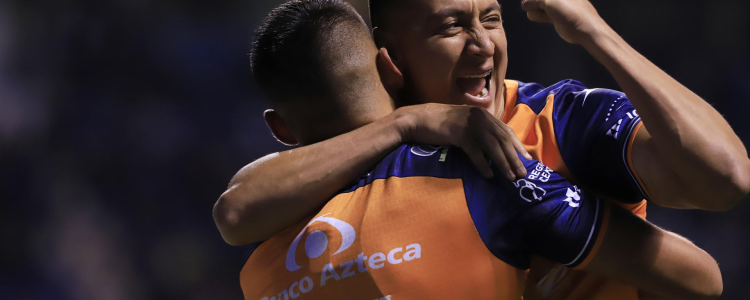 Puebla aprovecha expulsión y vence a Querétaro