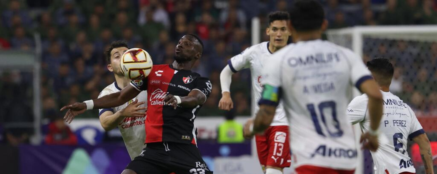 Los rojinergros toman ligera ventaja