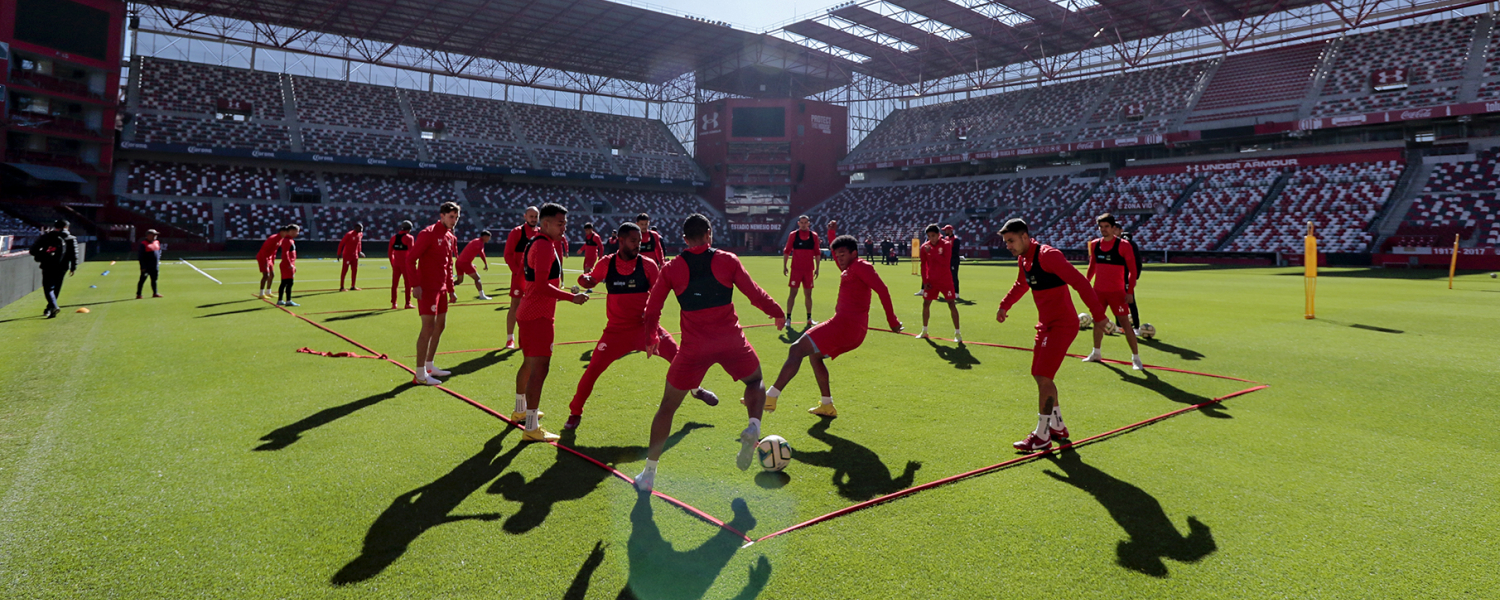 Este viernes los Diablos Rojos hicieron futbol en la cancha del Nemesio Diez