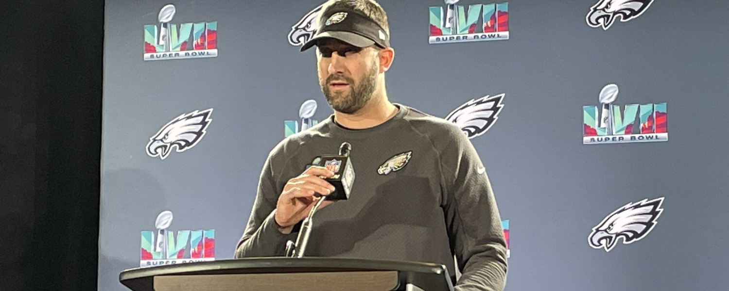 Coach de Eagles afirma que inteligencia de Jason Kelce está fuera de la liga