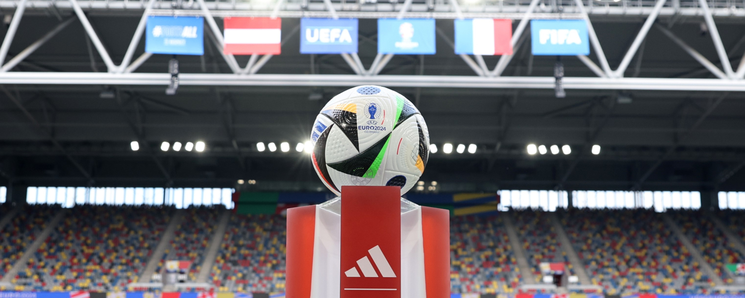 UEFA Prohíbe Banderas Rusas en partidos contra Ucrania