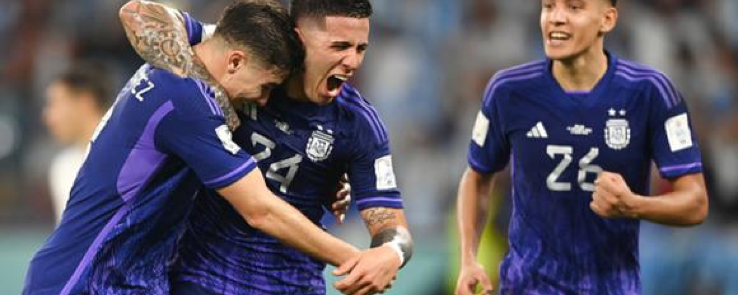 Argentina venció a Polonia por 2-0 y pasó a octavos de final