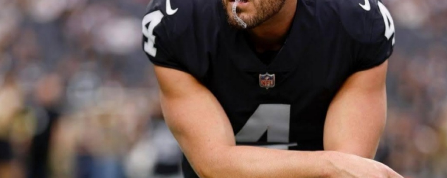 Raiders tiran la toalla: Derek Carr es banqueado