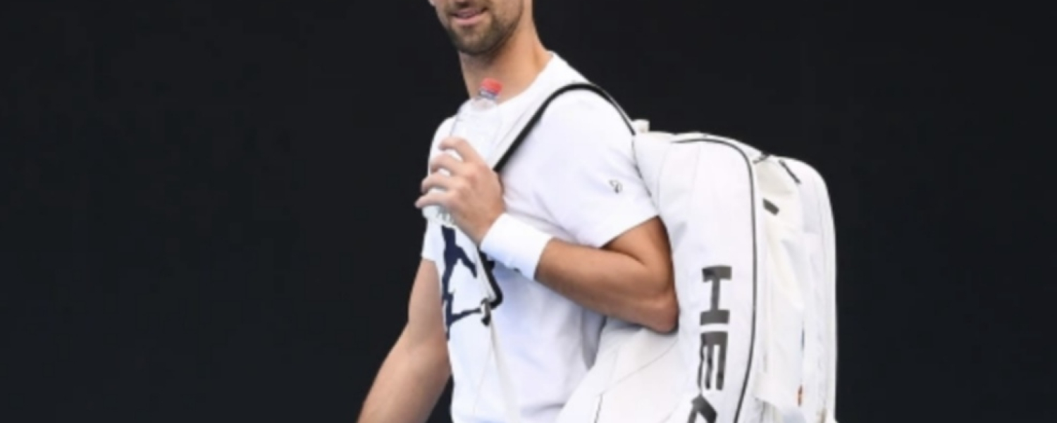 Novak Djokovic pisa tierras australianas después de ser deportado