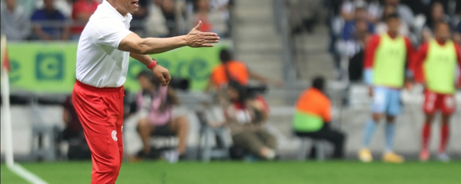 Ambriz rescató que su equipo peleó de tú a tú ante Rayados