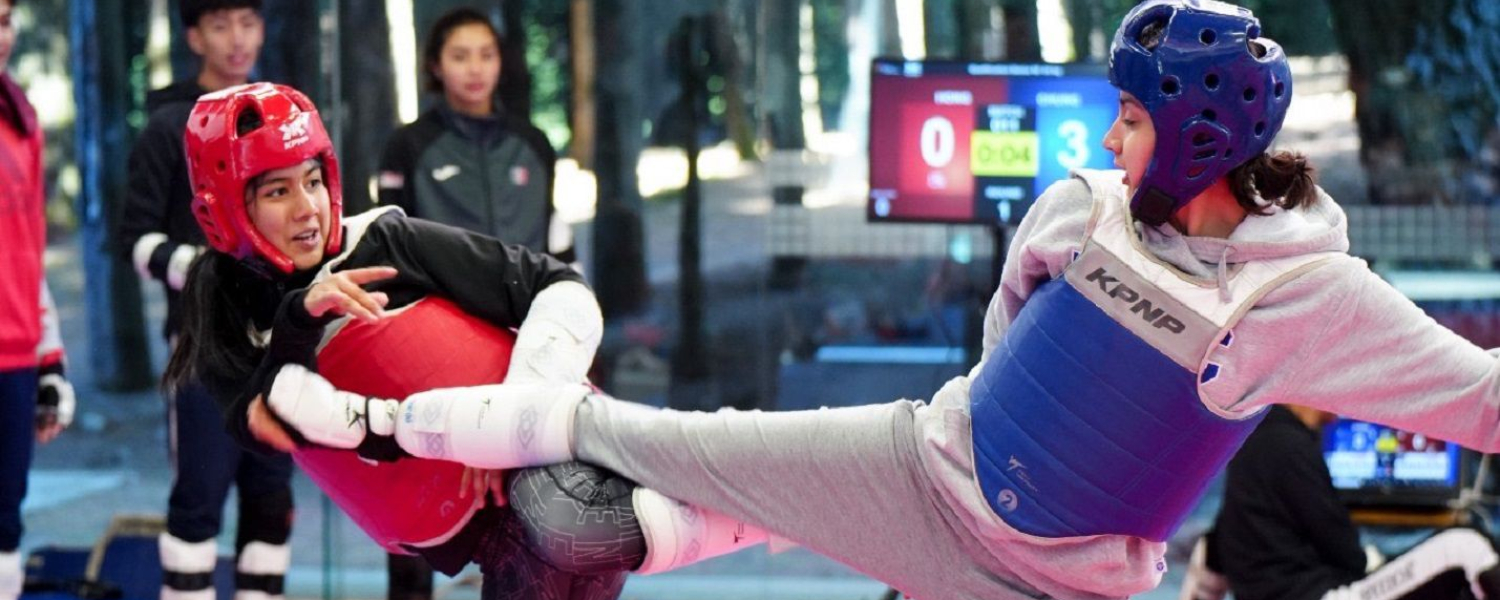 Entrenan taekwondoínes mexiquenses en el centro ceremonial Otomí