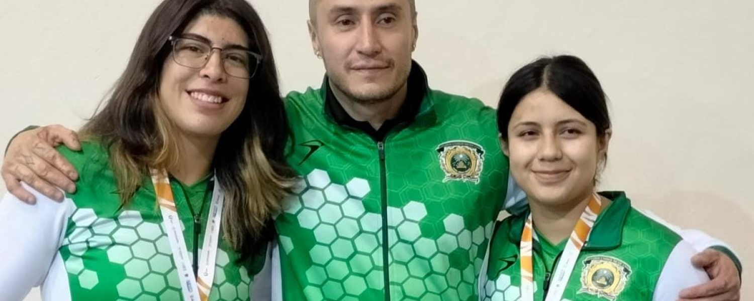 Equipo femenil de lucha universitaria dos bronces